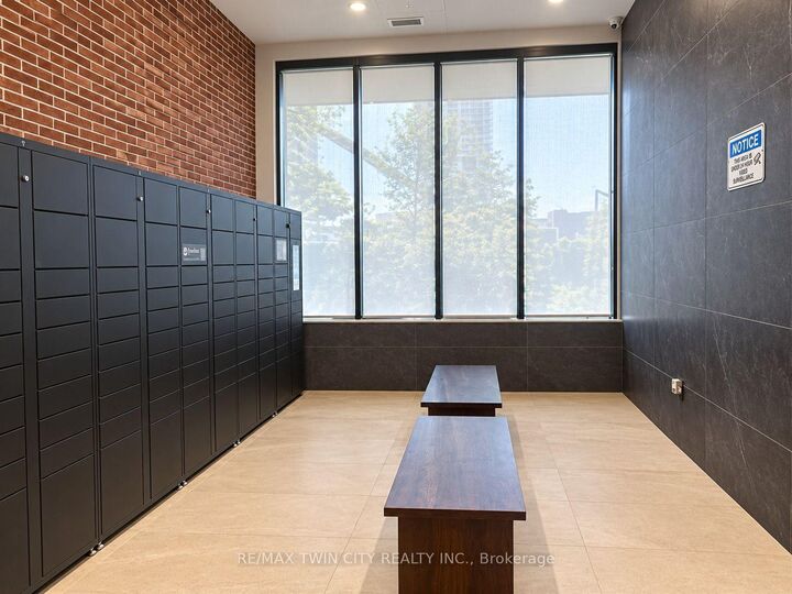 Property Photo:  30 Francis Street S 2705  ON N2G 0B5 