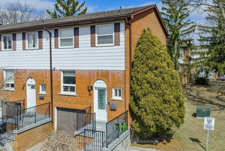 Property Photo: 2445 Homelands Drive 25 ON L5K 2C6