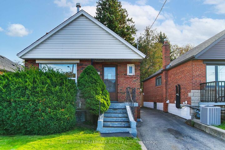 Property Photo:  2797 St Clair Avenue E  ON M4B 1N1 