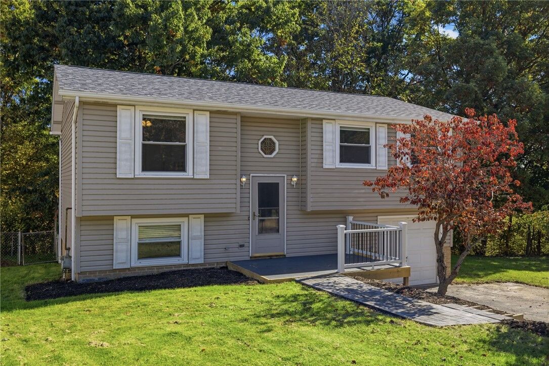 Property Photo:  220 Glenmore Dr  PA 15108 