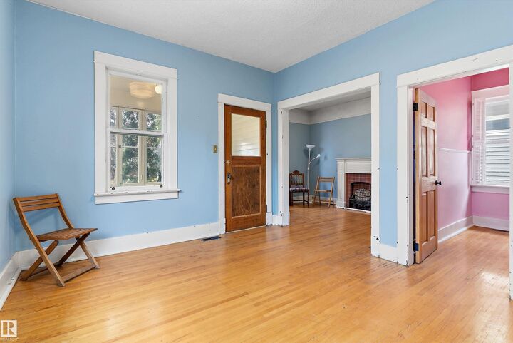 Property Photo:  10817 74 Avenue NW  AB T6E 1G8 