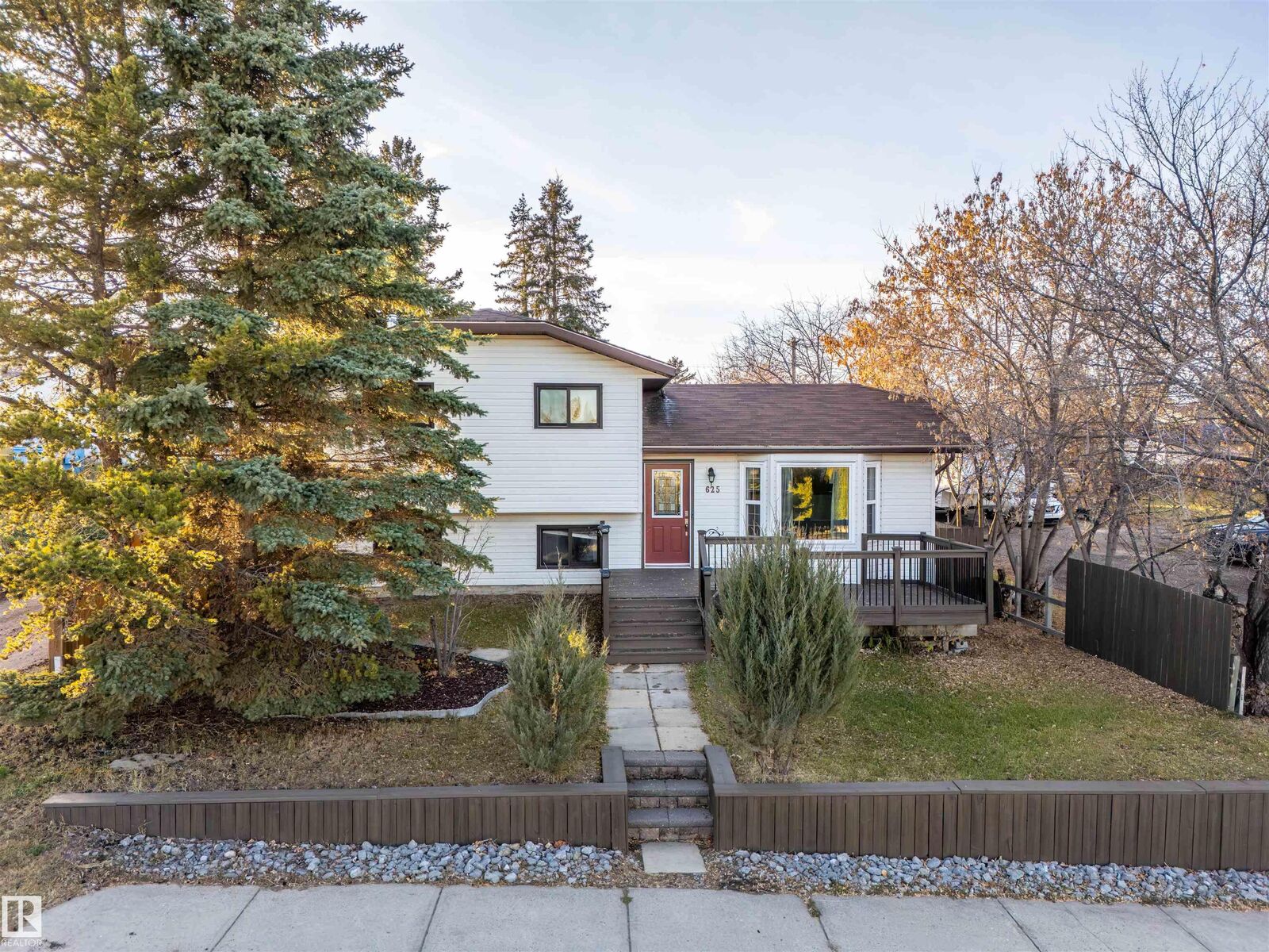 Property Photo:  625 12 Street  AB T9M 1B1 