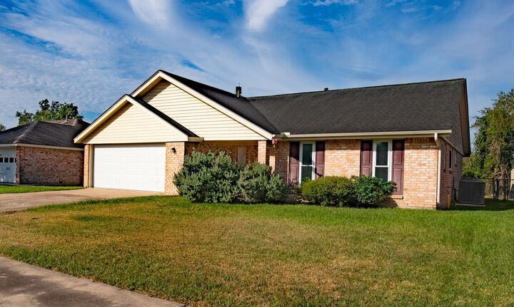 Property Photo:  12 Lazybrook Street  TX 77515 
