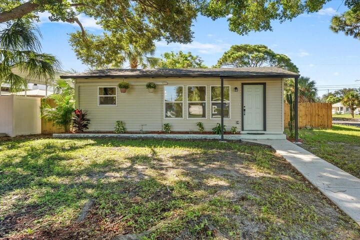 Property Photo: 6948 Dartmouth Avenue N FL 33710