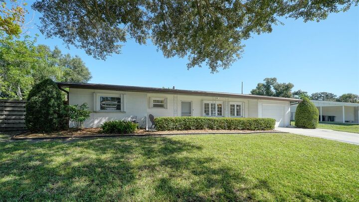 Property Photo:  2465 Hibiscus Street  FL 34239 