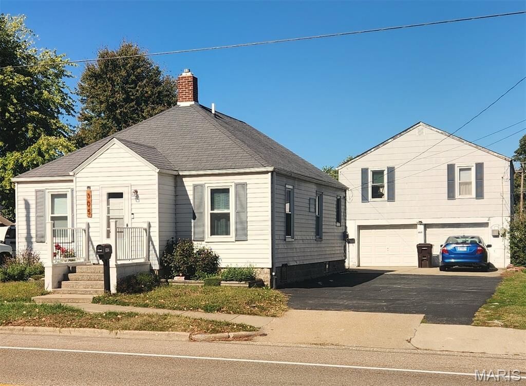 Property Photo: 305 E Carpenter Street IL 62052
