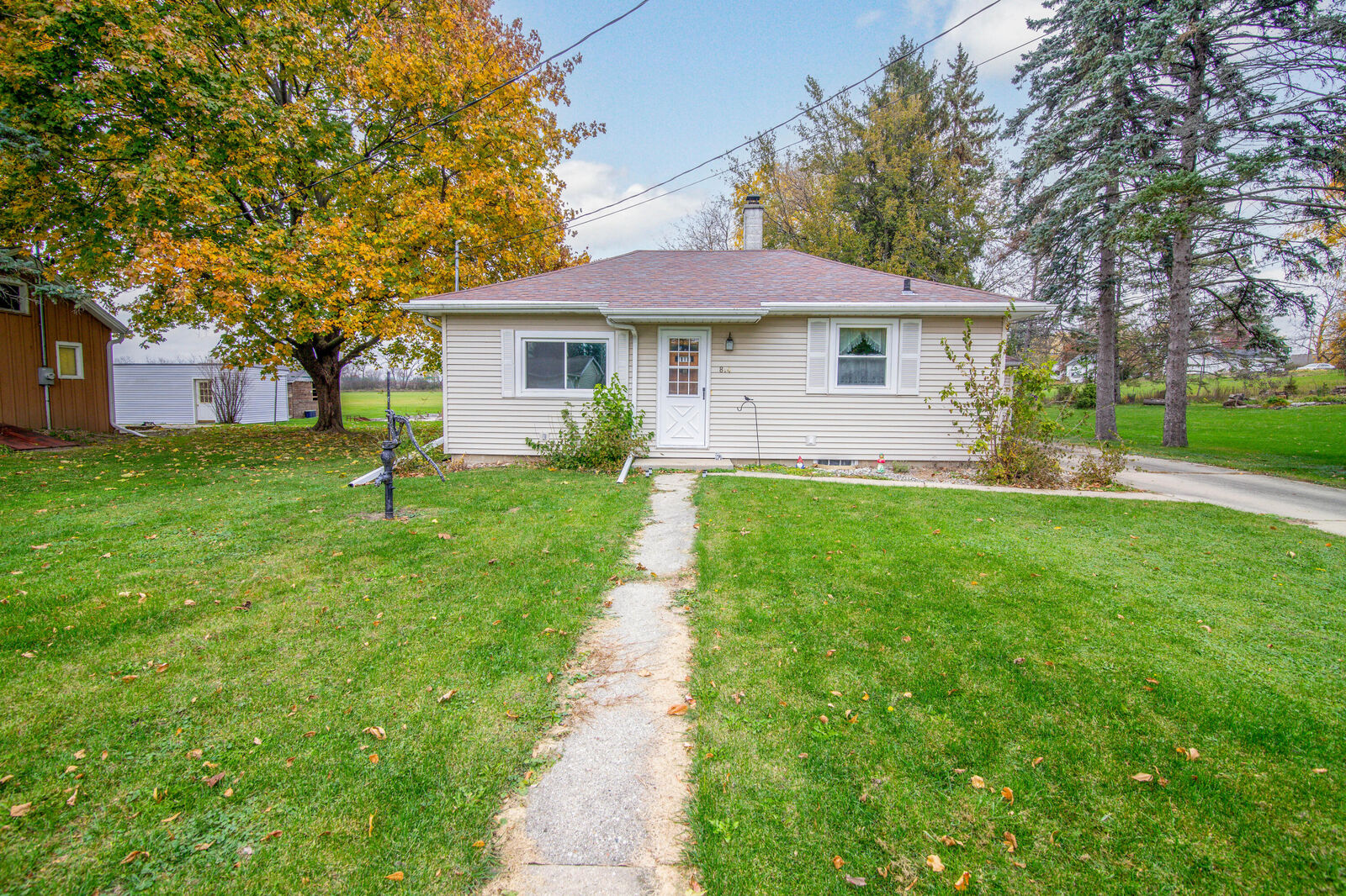 Property Photo: 814 W Division St WI 53098
