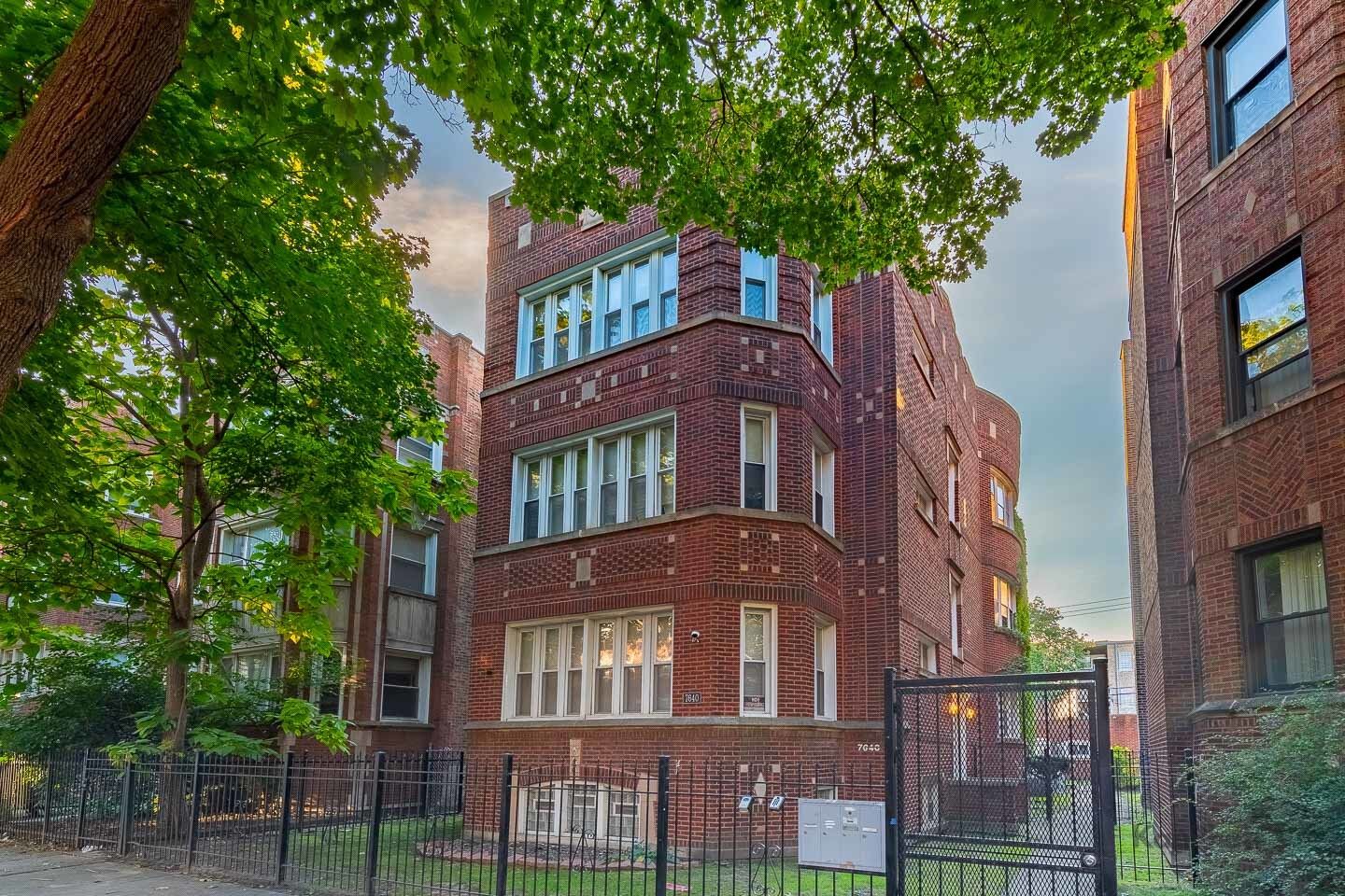 Property Photo:  7640 S Phillips Avenue 3  IL 60649 