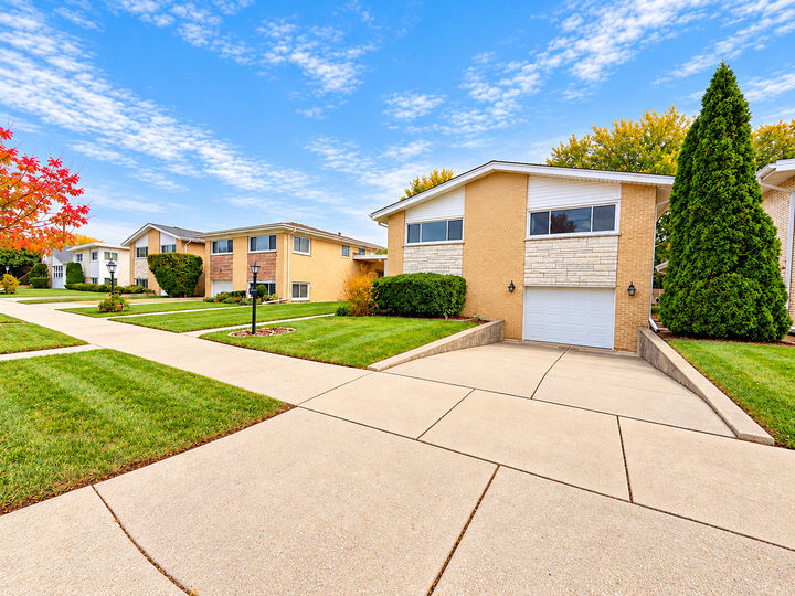 Property Photo:  4431 W Fitch Avenue  IL 60712 