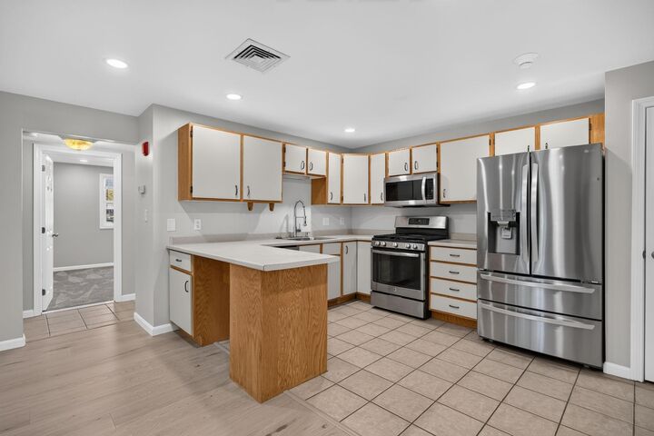 Property Photo:  4 Roedean Drive  NH 03063 