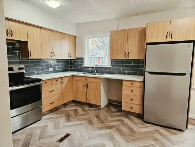 Property Photo:  1264 4 Avenue N  AB T1H 0L1 