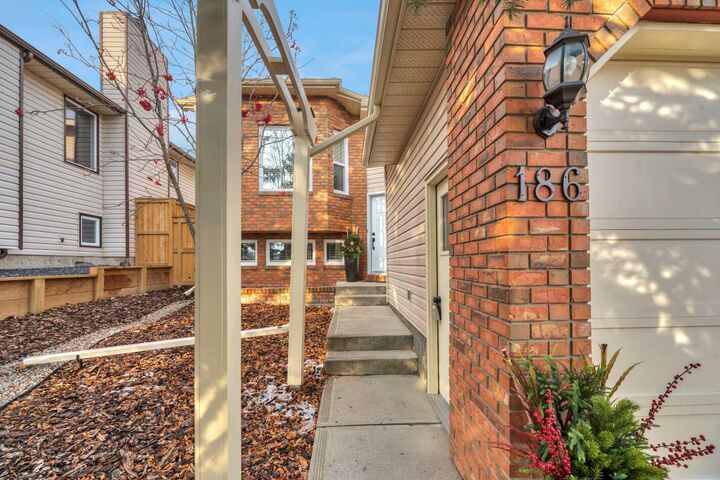 Property Photo:  186 Shawinigan Way SW  AB T2Y 2W3 