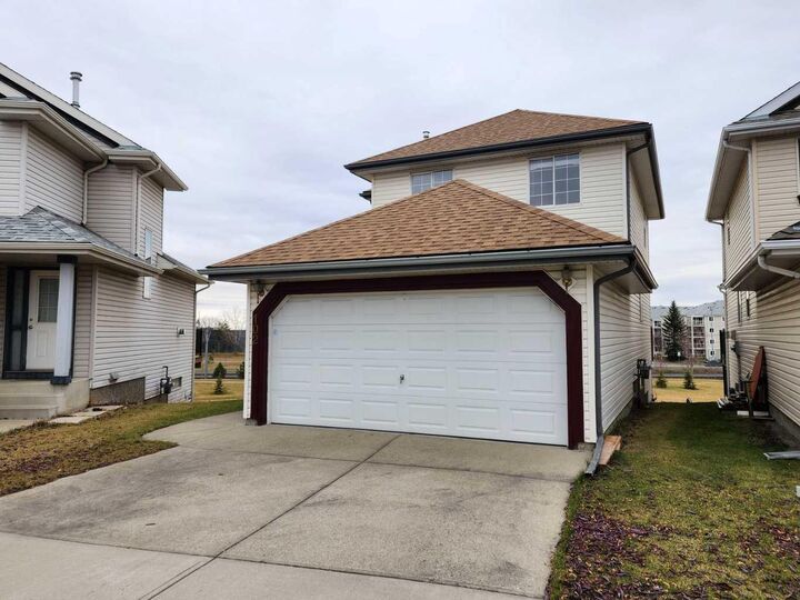 Property Photo:  102 Somervale Green SW  AB T2Y 3K1 