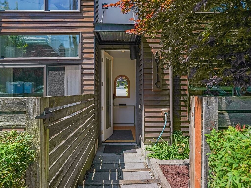 Property Photo: 6911 California Avenue SW C WA 98136