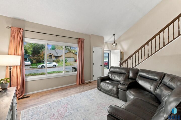 Property Photo:  2404 S Avondale Ave  SD 57110-5609 