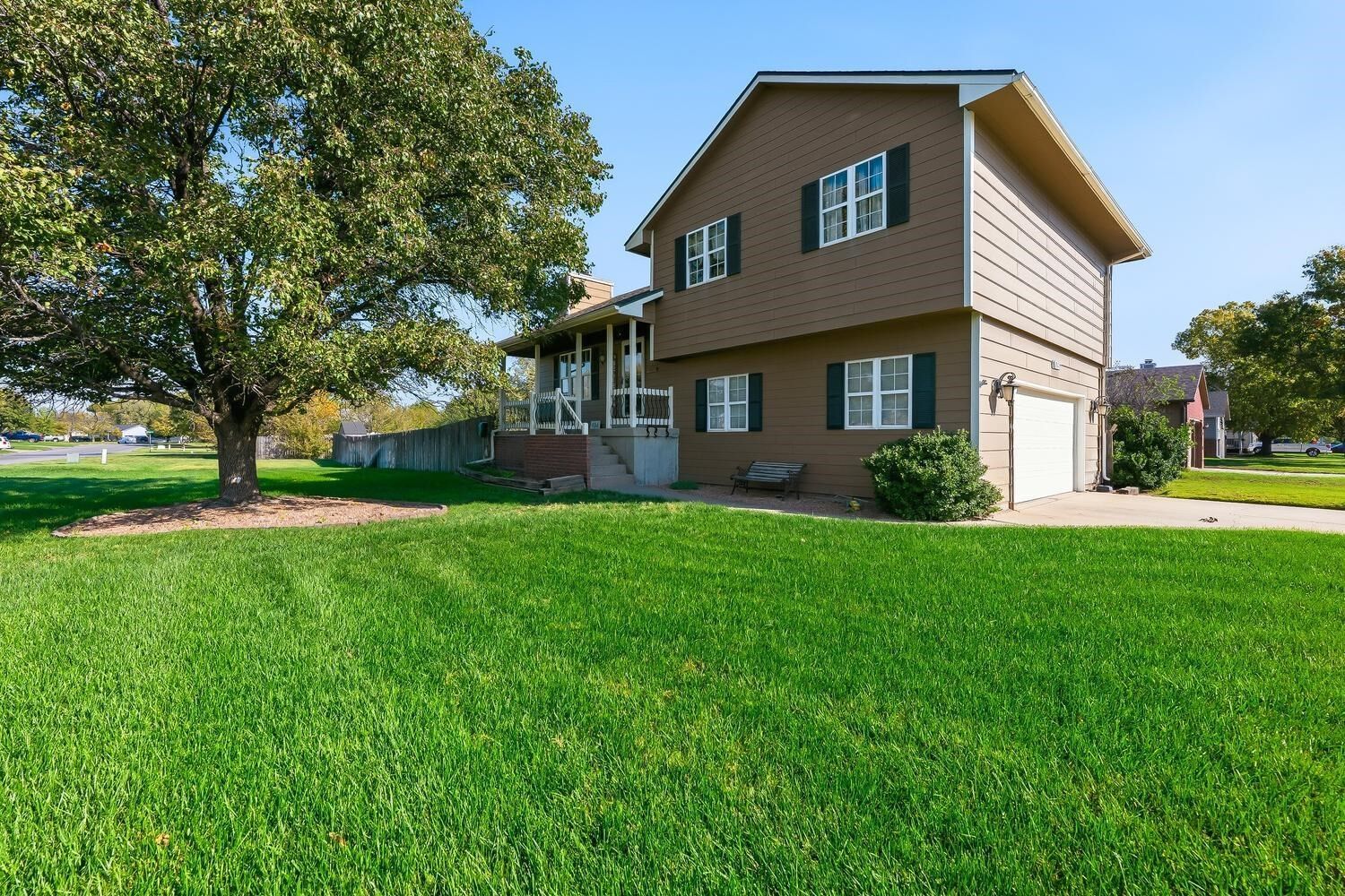Property Photo: 904 Stetson Cir KS 67101-9693