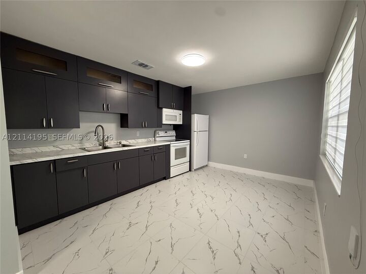Property Photo: 1371 NE 144th St Adu FL 33161