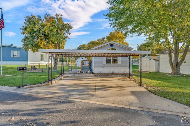 Property Photo:  311 SE 48th St  KS 66609 
