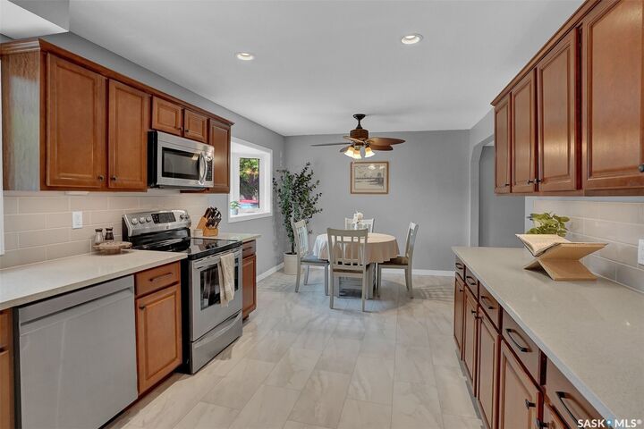 Property Photo:  209 Douglas Avenue E  SK S4N 1H4 