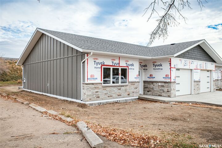 Property Photo:  129 3rd Avenue NE 2  SK S6H 8A9 