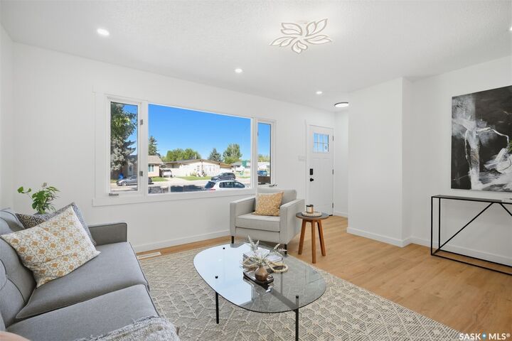 Property Photo:  3805 Diefenbaker Drive  SK S7L 5C6 