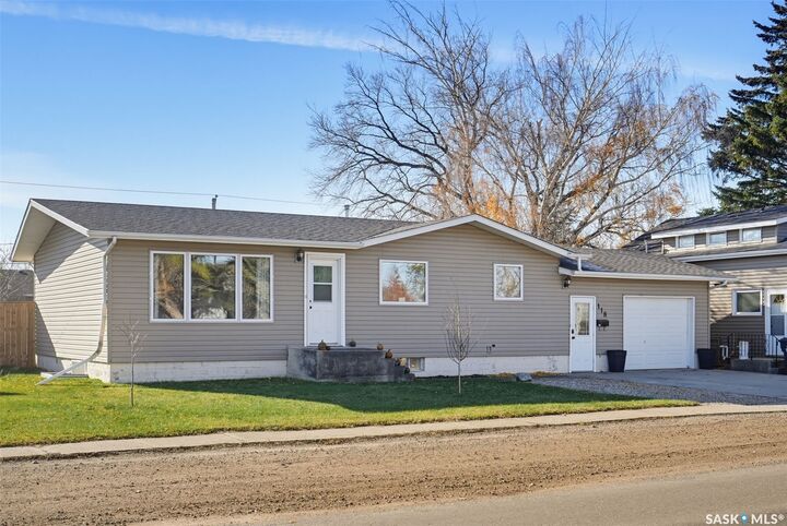 Property Photo: 118 5th Street SK S0K 1X0