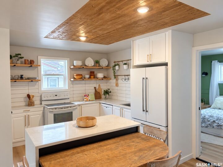 Property Photo:  1006 3rd Street  SK S0K 3R0 