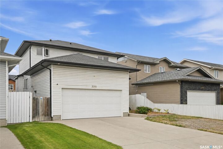 Property Photo:  3010 37th Street W  SK S7L 7H9 