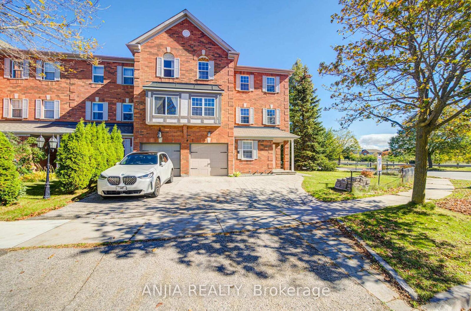 Property Photo:  7 Hawtin Lane Upper  ON L4G 7L4 
