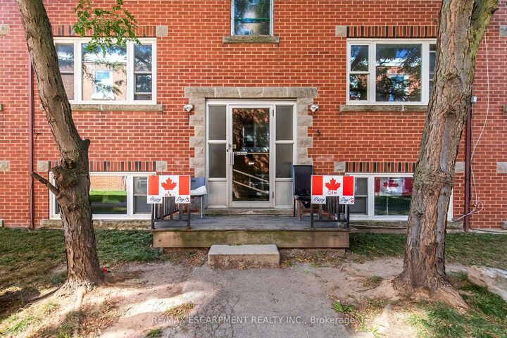 Property Photo:  3 Applewood Avenue 1  ON L8G 3S4 