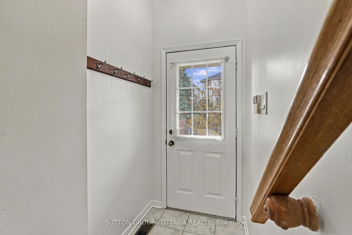 Property Photo:  22 Manhattan Crescent  ON K2C 4B4 