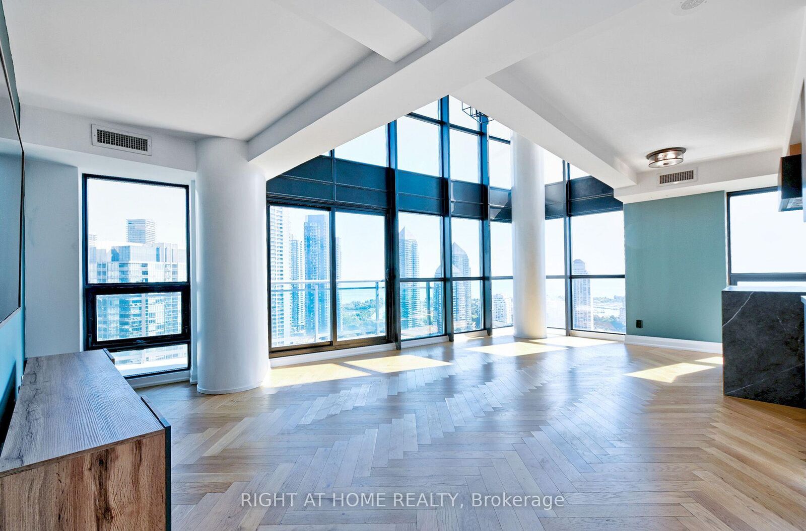 Property Photo:  155 Legion Road N 2704  ON M8Y 0A7 