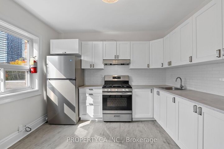 Property Photo:  22 Lappin Avenue 3  ON M6H 1Y4 