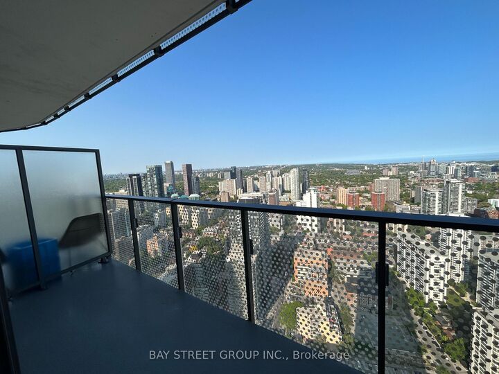 Property Photo:  11 Wellesley Street W 4912  ON M4Y 1E8 