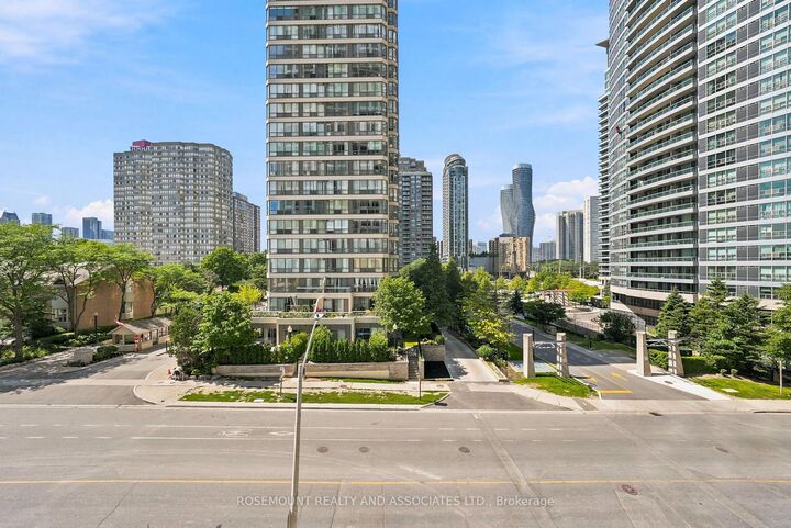 Property Photo:  36 Elm Drive W 2105  ON L5B 0N3 