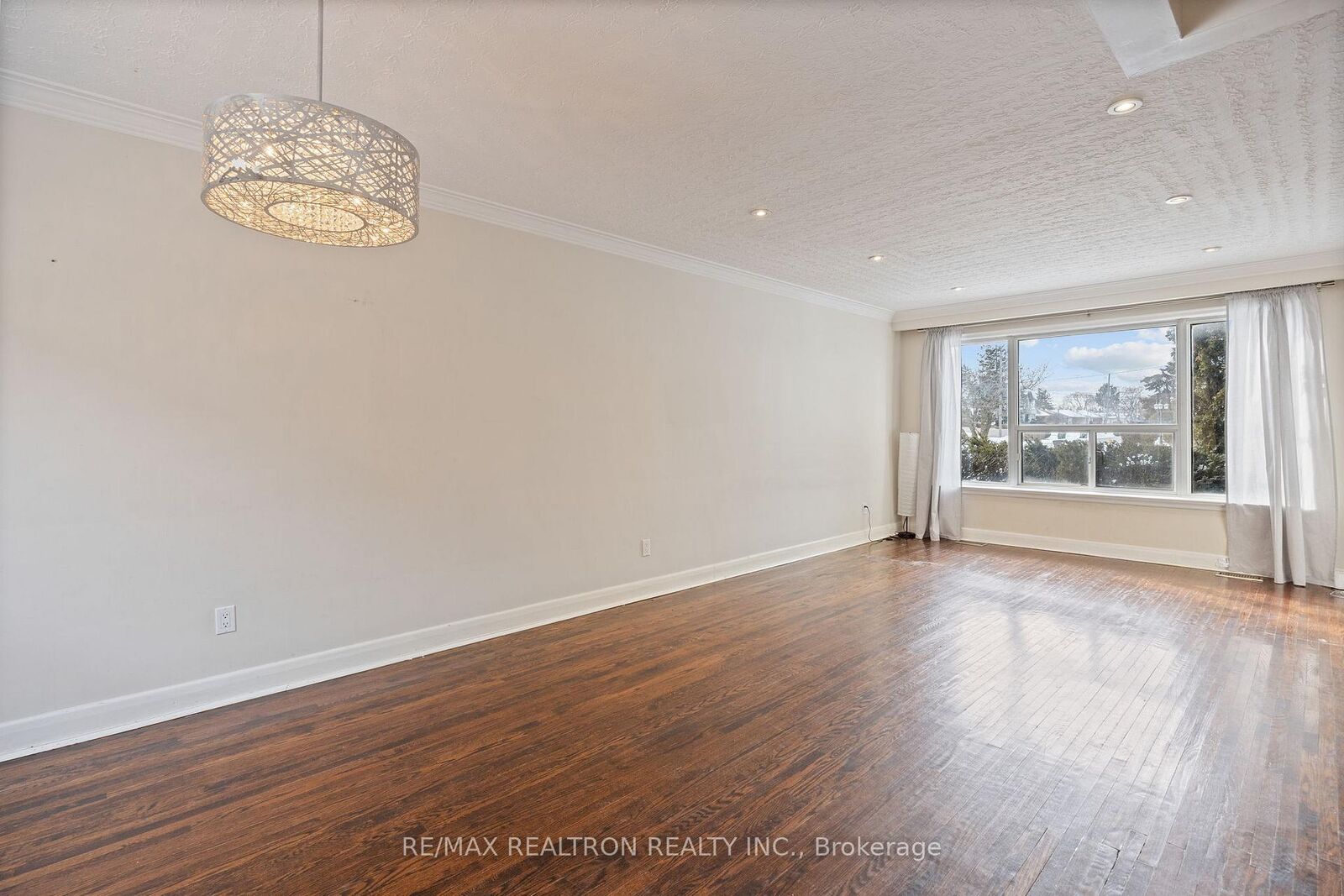 Property Photo:  200 Acton Avenue Main  ON M3H 4H5 