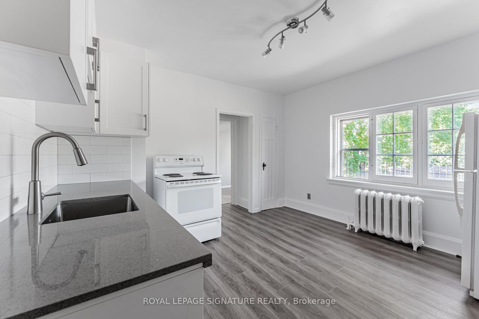 Property Photo:  388 Palmerston Boulevard 2A  ON M6G 2N6 