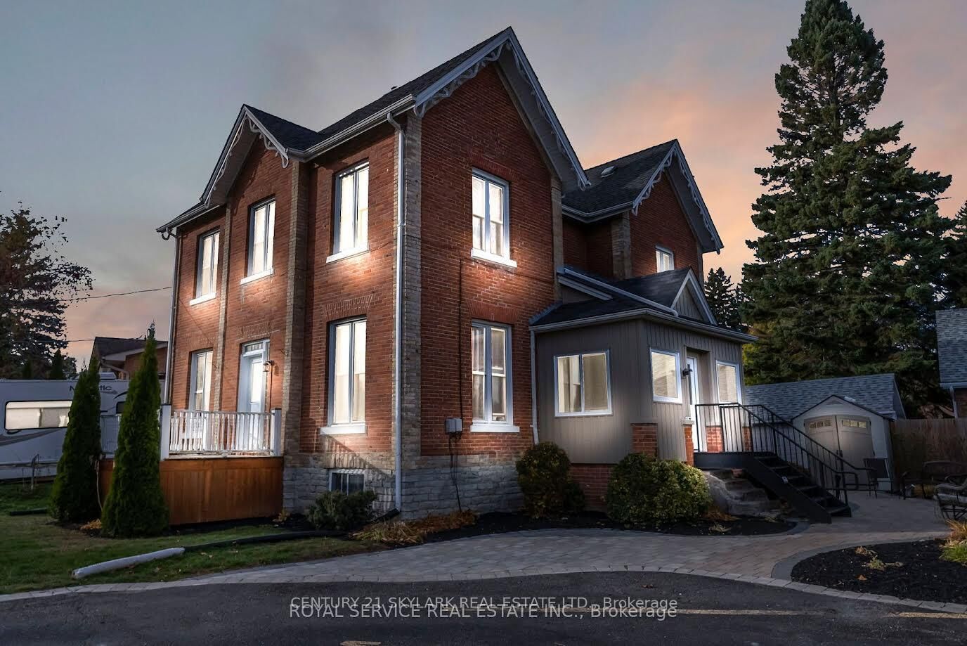 Property Photo:  8 Wellington Street 3  ON L1C 1V2 