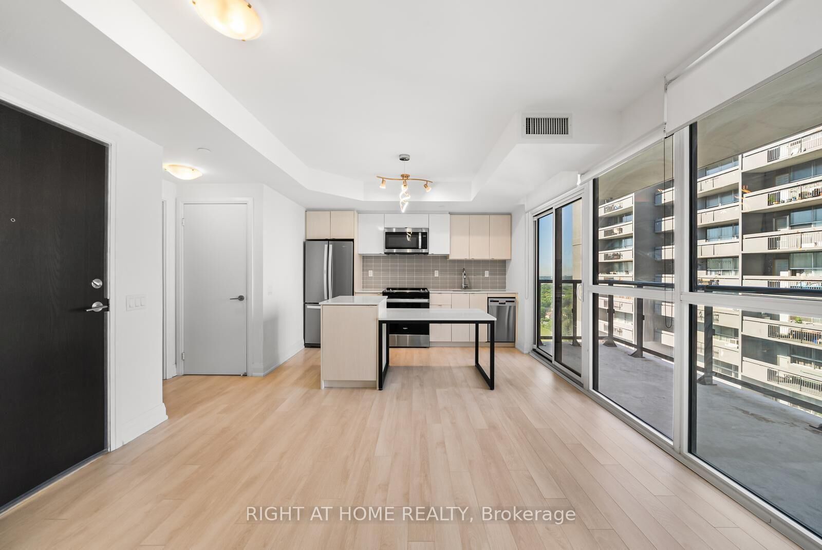 Property Photo:  1461 Lawrence Avenue 1511  ON M6L 0A6 