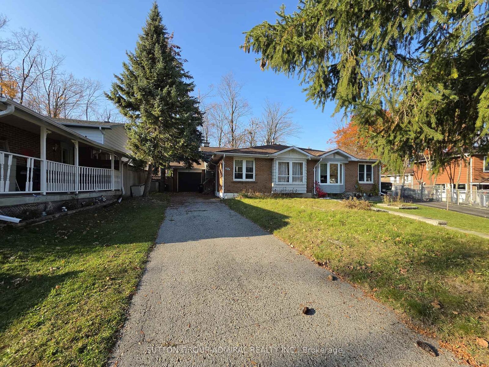 Property Photo: 21 Ashdale Court ON L4M 5B5