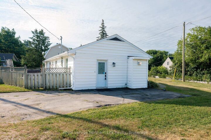 Property Photo:  840 McLaren Street  ON P1B 3L8 