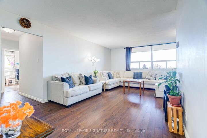 Property Photo:  2550 Pharmacy Avenue 812  ON M1W 1H9 