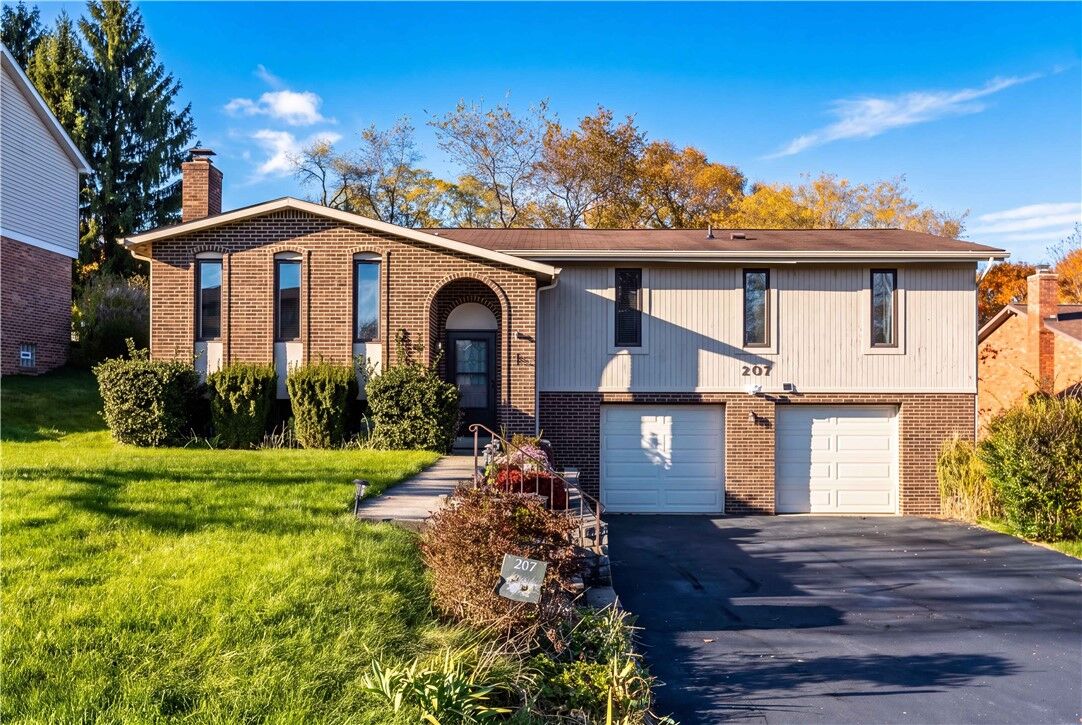 Property Photo:  207 Manor Court  PA 15241 