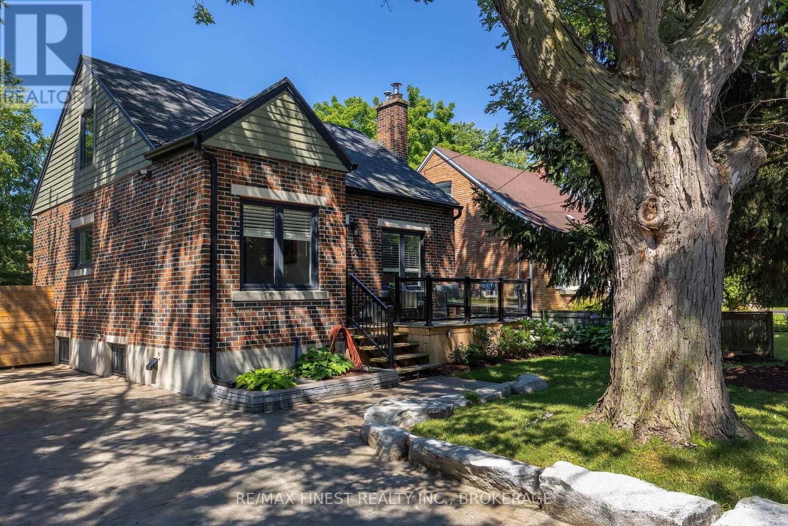 Property Photo:  258 College Street  ON K7L 4M2 