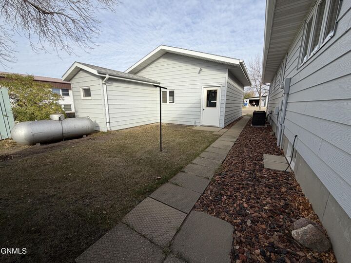Property Photo:  321 Central Avenue N  ND 58523 