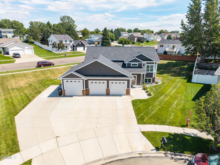 Property Photo:  2304 Eastview Place SE  ND 58554 