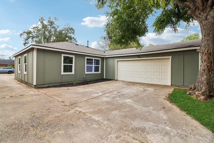 Property Photo:  7210 Canary Circle  TX 77591 