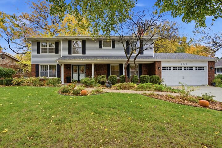 Property Photo:  2420 W Downer Place  IL 60506 