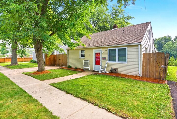 Property Photo:  485 N River Street  IL 60538 