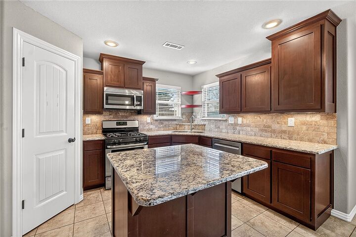 Property Photo:  1910 SW Cypress Street  AR 72712 